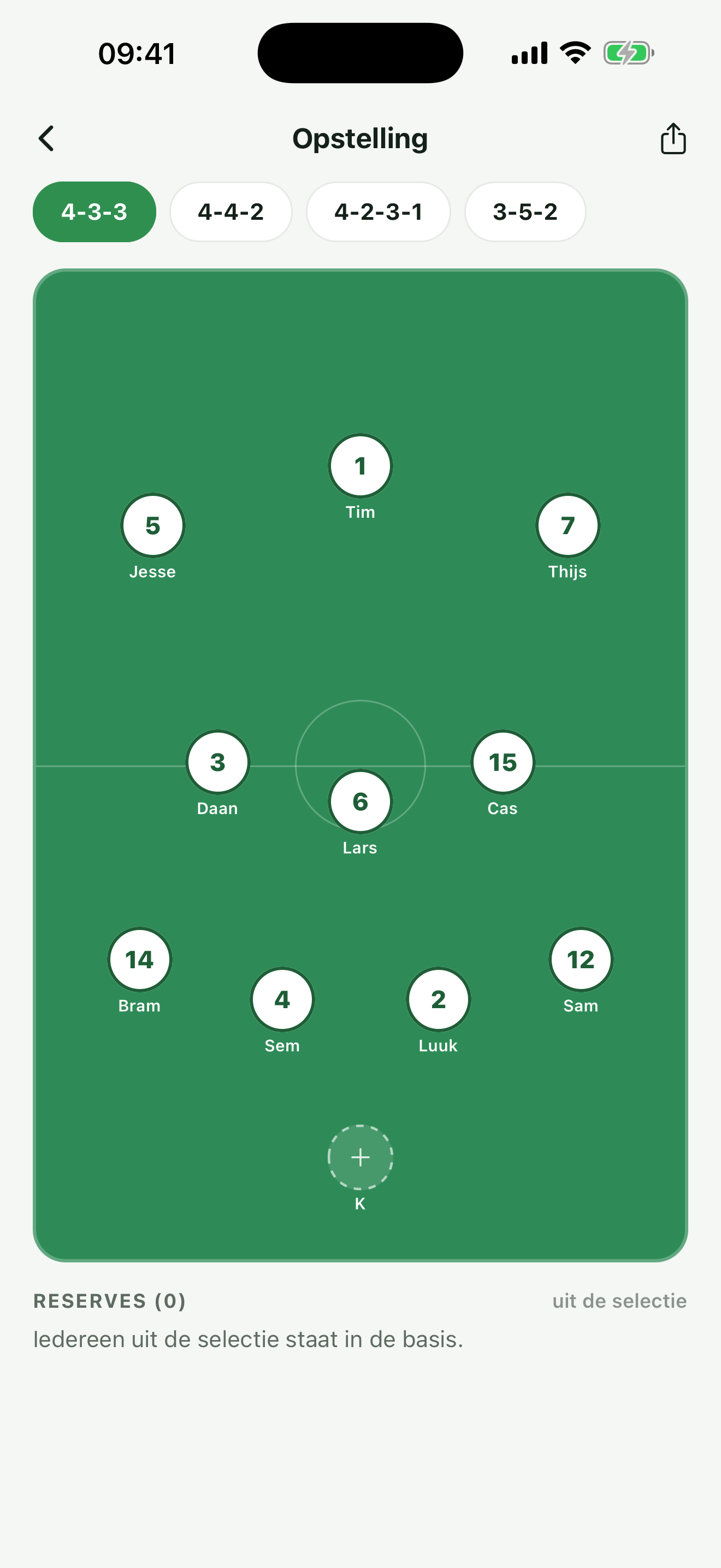 Opstellingsscherm van Selectie met de basiself in een 4-3-3 op een groen speelveld